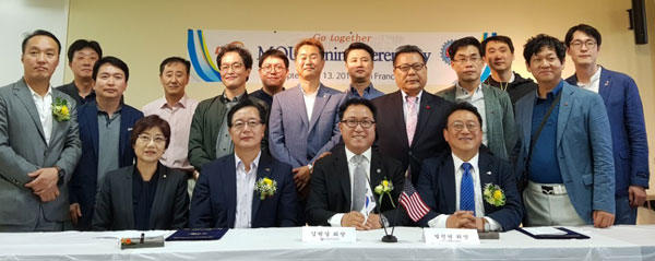 대구경북ICT산업협회는 지난 13일 미국 실리콘밸리 코트라에서 실리콘밸리 한인상공회의소와 업무협약을 체결했다. 앞줄 오른쪽이 설진현 대경ICT협회 회장, 두 번째가 김원걸 SV한인상의 회장.