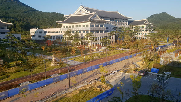 21일 오후 경북도청 신청사 건물 앞 인도에서 실개천 조성 공사가 진행되고 있다.