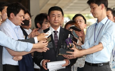 고(故) 노무현 전 대통령 아들 건호 씨가 25일 오후 서울 서초구 서울중앙지검에서 