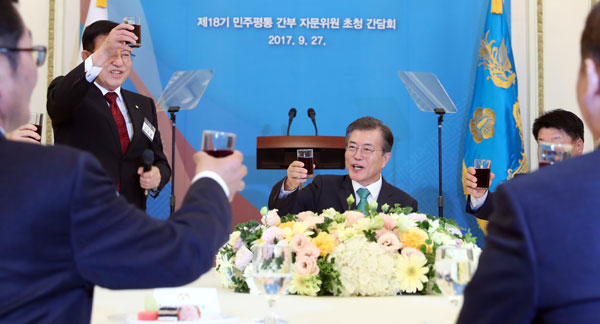 문재인 대통령이 27일 오후 청와대 영빈관에서 열린 민주평통 간부 자문위원 초청 간담회에서 김덕룡 수석부의장 등 참석자들과 함께 건배하고 있다. 연합뉴스