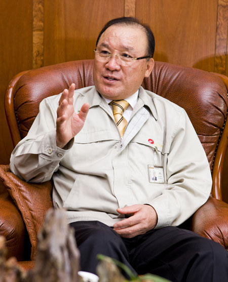직원과 함께할 때가 가장 즐겁다는 세원그룹 김문기 회장은 사람을 소중히 여기는 보기 드문 경영인이다.