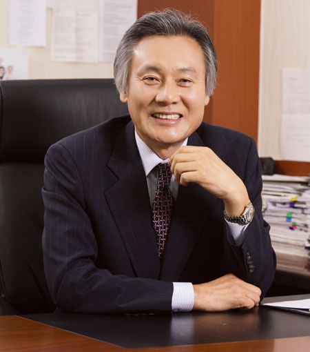 최병영 (주)어스사이언스 코리아 고문이 11대 압량면장을 지냈던 선친의 뜻을 받들어 고향 경산 발전에 역할을 할 것을 다짐하고 있다.