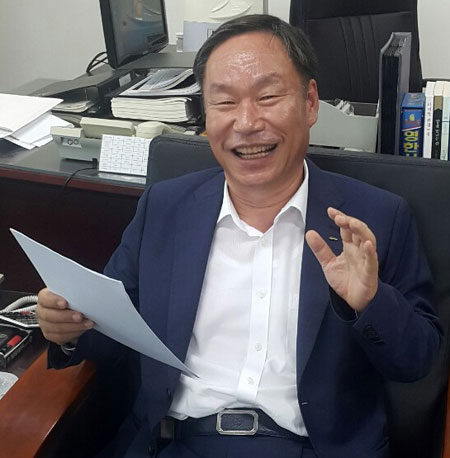 디섹의 박일동 회장은 자신의 전문 분야와 회사에 대한 자부심만큼이나 고향 영덕에 대한 자부심으로 넘친다.