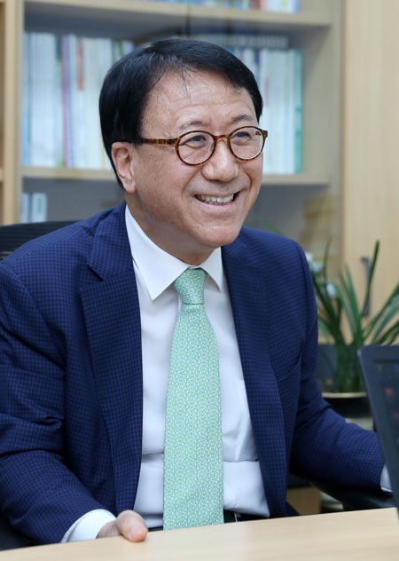 이광섭 건대병원 약제부장은 고향 영주를 청정지역으로 개발해 자연 치료에 활용해야 한다고 강조했다. 이무성 객원 사진기자