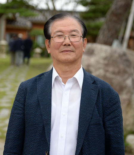 한명동 한스그룹 회장은 요즘도 연계서원을 자주 찾는다. 연계서원 앞에 선 한 회장. 민병곤 기자