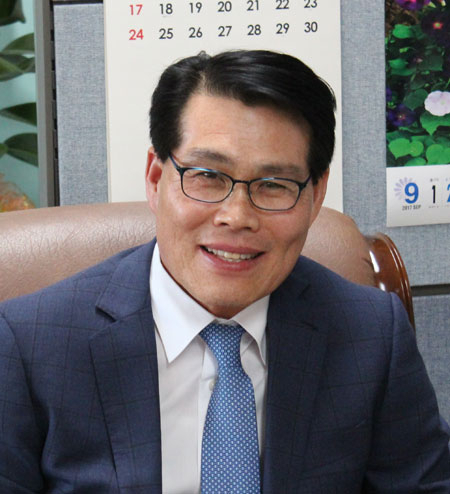 인천 유승종합건설의 민광옥 회장은 매년 고향마을인 상주시 사벌면 덕담3리에 1천만원을 쾌척하고 있고, 모교인 상주고에는 지금까지 2억원의 장학금을 내놓았다. 민 회장은 현재 상주고등학교 장학문화재단 이사장을 맡고 있다.