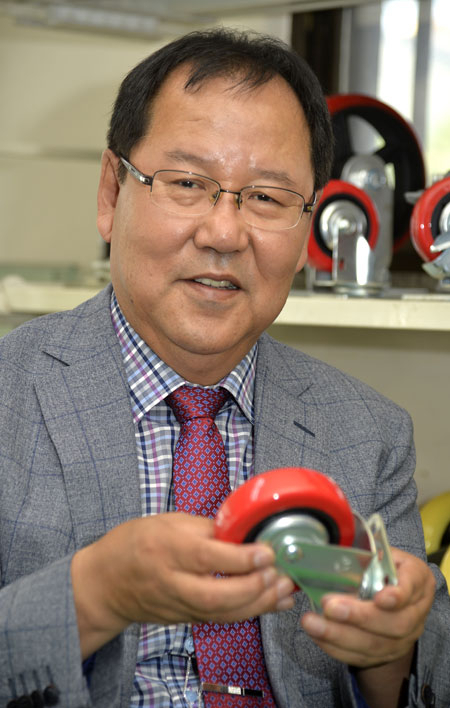 대구에서 농기계 및 농산업용 운반기기 전문생산업체인 (주)대경정공을 경영하는 김철대 대표는 고향 상주에 대한 애향심으로 똘똘 뭉쳐져 있는 인물이다. 그는 출향인들에게도 고향 발전에 일조해줄 것을 늘 강조하고 있다.