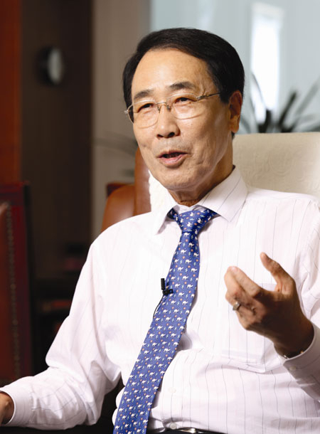 배움과 나눔에 대한 식지 않은 열정으로 유명한 고규환(75) 아세아시멘트 고문은 고향 문경에 있는 문경고와 문경여고에 거액의 장학금을 내놓아 화제를 모았다. 나눔과 배움은 고 고문의 삶의 행복이자 종착역이다.
