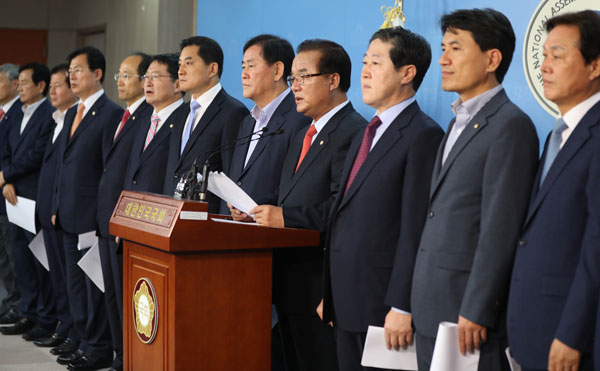 자유한국당 정갑윤 국회의원 등 소속당 의원들이 28일 오전 국회 정론관에서 기자회견을 열고 박근혜 전 대통령에 대한 검찰의 영장 청구 부당성을 강조하며 불구속 수사로 신체의 자유를 보장하라고 촉구하고 있다. 연합뉴스