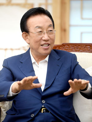 김관용 경상북도지사는 30일부터 시작하는 열흘간의 추석 연휴 동안 직접 현장투어를 하면서 민심을 듣고 민생을 파악할 예정이다. 경북도 제공