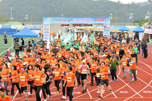 봉화송이전국마라톤대회 참가자들이 출발신호에 맞춰 힘차게 달려나가고 있다. 마경대 기자