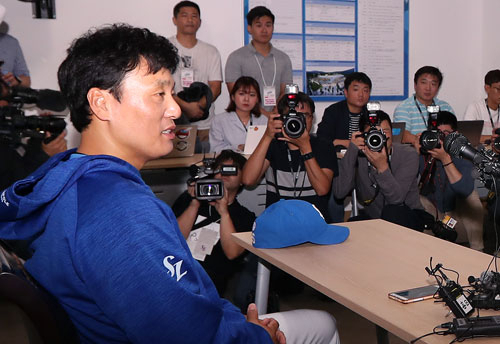 삼성 라이온즈의 이승엽이 3일 대구삼성라이온즈파크에서 넥센 히어로즈와 은퇴 경기를 갖기 전 기자회견에 참석, 인터뷰에 응하고 있다. 삼성 라이온즈 제공