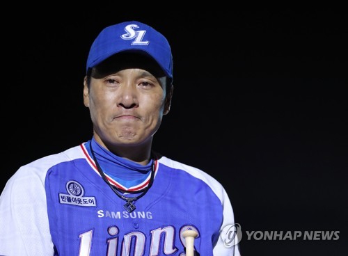 3일 저녁 대구 삼성라이온즈파크에서 열린 삼성 라이온즈 이승엽의 은퇴식에서 이승엽이 행사 중 감회에 젖어 눈물을 흘리고 있다. 2017.10.3