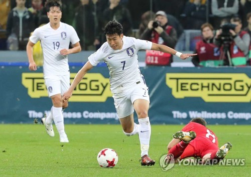 7일 오후(현지시간) 러시아 모스크바 VEB 아레나에서 열린 축구 국가대표 평가전 대한민국 대 러시아의 경기. 손흥민이 드리블하고 있다. 2017.10.8 연합뉴스