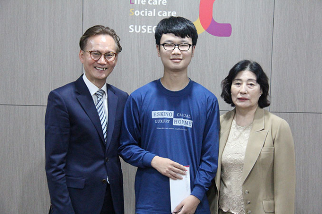김선순(오른쪽) 수성대 총장이 최근 류지훈(가운데) 씨를 총장실에 불러 금일봉을 전달하며 격려하고 있다.