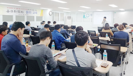 영주시 부서별 홍보담당자들이 매일신문 2층 교육센터에서 언론 대응 요령 및 홍보 방법에 대한 교육을 받고 있다.