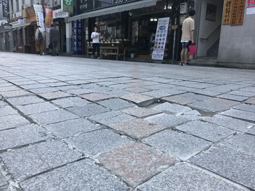 약령시거리의 일부 석재 포장이 파손된 채 방치돼 있다. 중구청은 10월부터 19억원을 들여 약령시거리의 석재 블록을 두께 10㎝짜리로 교체할 계획이다. 김근우 기자