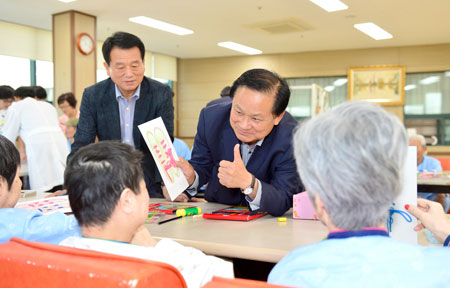 김순견 경상북도 정무실장은 7일 추석을 맞아 도립안동노인전문요양병원을 방문해 치매 및 노인성질환 등으로 어려움을 겪고 있는 어르신들을 위로하고 관계자들을 격려했다. 경북도 제공