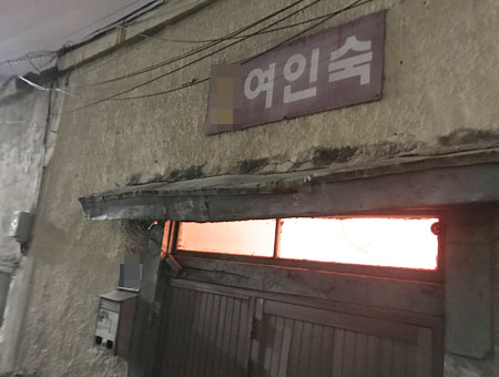 6일 새벽 대구 중구 태평로2가의 한 여인숙형 성매매 업소에 홍등(紅燈)이 켜져 있다.