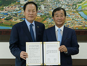 김영석(왼쪽) 영천시장과 김세영 삼원 대표가 지난달 28일 영천시청에서 투자양해각서를 체결했다. 영천시 제공