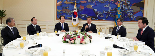 문재인 대통령이 10일 오전 청와대 본관에서 열린 5부 요인 초청 오찬 간담회에서 발언하고 있다. 연합뉴스