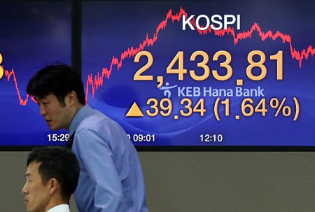 코스피가 39.34포인트(1.64%) 오른 2,433.81로 장을 마감한 10일 오후 KEB하나은행 본점 딜링룸에서 딜러들이 업무를 보고 있다. 연합뉴스