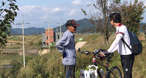 김장주(사진 오른쪽) 경상북도 부지사가 8일 오전 자전거를 타고 민생탐방을 하는 도중 한 농민을 만나 애로사항을 듣고 있다. 페이스북 캡처
