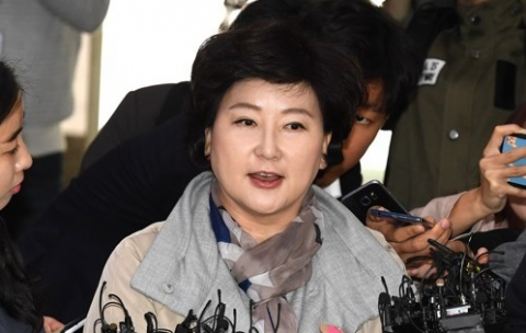 가수 고(故) 김광석 씨 부인 서해순 씨가 12일 서울 종로구 서울지방경찰청에 피고발인 신분으로 출두한 뒤 취재진 질문에 답하고 있다. 연합뉴스
