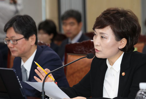 12일 정부 세종청사 국토교통부에서 열린 국토교통위원회 국정감사에서 김현미 국토교통부 장관이 