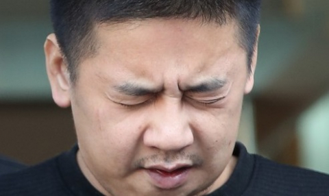 여중생 살인 및 사체유기 사건 피의자인 이영학이 13일 오전 서울 중랑경찰서에서 검찰로 송치되기 전 취재진 앞에 심경을 밝히고 있다. 연합뉴스