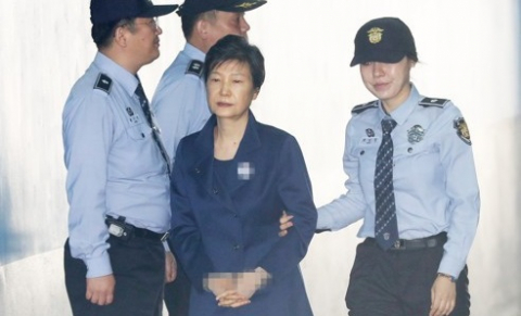 구속 만기가 3일 앞으로 다가온 박근혜 전 대통령이 13일 오전 서초구 서울중앙지법에서 열린 속행공판에 출석하기 위해 호송차에서 내려 법정으로 향하고 있다. 자료사진 연합뉴스