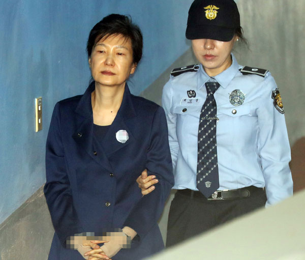 구속 만기가 3일 앞으로 다가온 박근혜 전 대통령이 13일 오전 서초구 서울중앙지법에서 열린 속행공판에 출석하기 위해 호송차에서 내려 법정으로 향하고 있다. 박 전 대통령의 구속 기간이 추가로 연장될지는 이날 결정될 것으로 보인다. 2017.10.13 연합뉴스