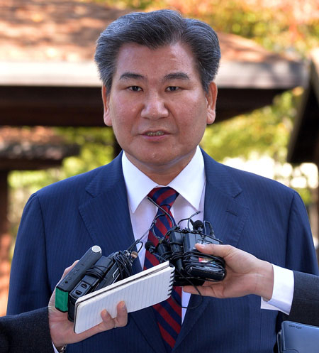 비자금 조성 의혹을 받고 있는 박인규 대구은행장이 13일 오전 피의자 신분으로 대구지방경찰청에 출석해 취재진의 질문에 답변하고 있다. 김영진 기자 kyjmaeil@msnet.co.kr