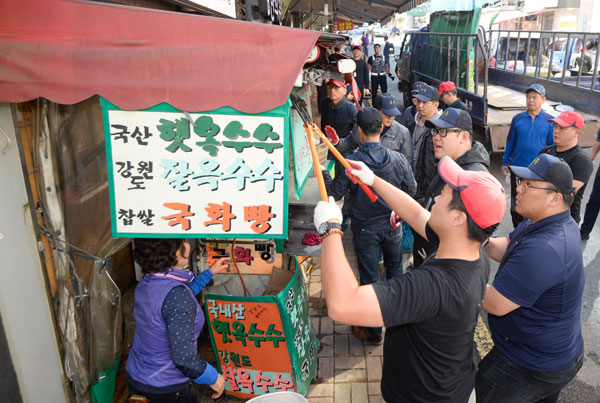 13일 오전 대구 수성구청이 목련시장 노점철거 행정대집행에 나선 가운데 단속원들이 노점과 불법 적치물을 강제철거하고 있다. 우태욱 기자 woo@msnet.co.kr