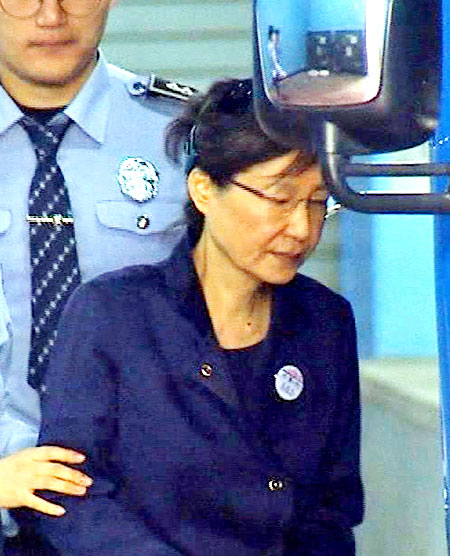 구속 만기가 3일 앞으로 다가온 박근혜 전 대통령이 13일 오전 서초구 서울중앙지법에서 열린 속행공판을 마친 뒤 호송차에 오르고 있다. 법원은 이날 증거인멸 등의 우려로 구속 연장을 결정했다. 연합뉴스