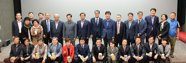 12일 영천 공설시장 별빛영화관 개관식 참석자들이 기념촬영을 하고 있다.
