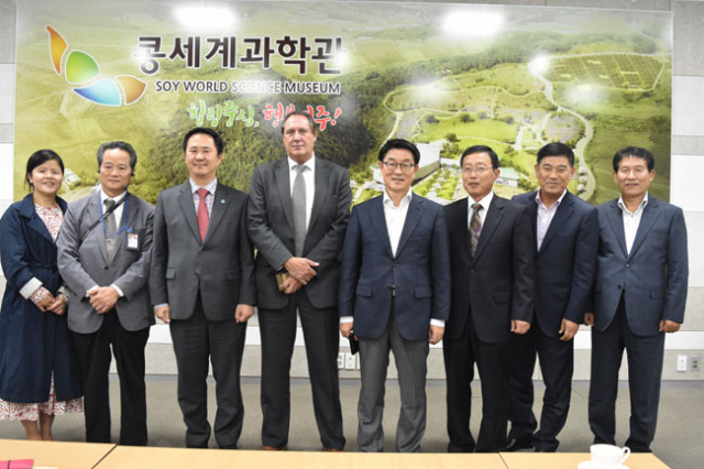 콩세계과학관을 방문한 믹 로렌스(왼쪽에서 네 번째) 유엔세계식량계획(WFP) 아프가니스탄 사무소장이 기념 촬영을 했다. 영주시 제공