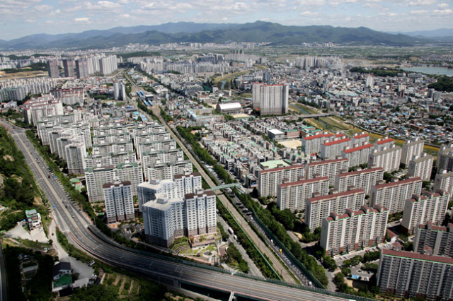 경산시가 높은 인구증가율을 보여 지난달 기준 경주시를 앞질러 경북도 내 3위에 올랐다. 경산 아파트 단지, 경산중산지구 아파트 단지, 경산산업단지 전경. 경산시 제공