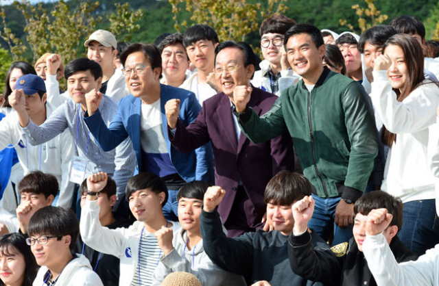 김관용 경북도지사는 15일 도청 4층 하늘정원에서 도내 대학생 110여 명과 함께 토크콘서트를 가졌다. 경북도 제공