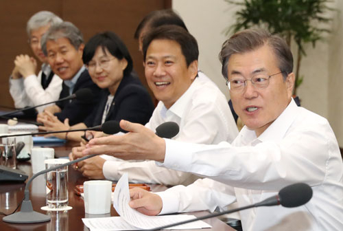 문재인 대통령이 16일 오후 청와대 여민관에서 수석