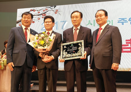 왼쪽부터 이충후 상주시의회 의장, 변해광 상주시의원, 변태석 비앤비커뮤니케이션즈 회장, 이정백 상주시장. 비앤비커뮤니케이션즈 제공