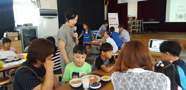 지난 7월 영덕 병곡초등학교에서 학생들이 밥상머리 체험교육을 받고 있다. 경북도 제공