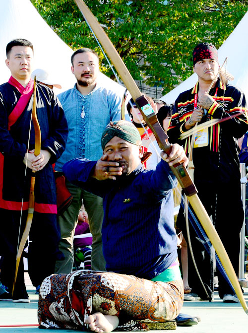 예천세계활축제에 참가한 글로벌 시연단이 나라별 전통활을 들고 활쏘기 시연을 보이고 있다. 글로벌 시연단은 세계전통활연맹이 창립되면서 회원으로 활동하게 된다. 예천군 제공