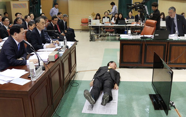 노회찬 정의당 원내대표가 19일 오전 서울 감사원에서 열린 국회 법제사법위원회 감사원 국정감사에서 박근혜 전 대통령 구치소 인권침해 논란에 대해 