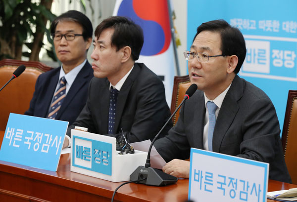 주호영 바른정당 당대표 권한대행 겸 원내대표가 19일 오전 국회에서 발언하고 있다. 주 원내대표는 전날 김동철 국민의당 원내대표와의 당통합에 관한 면담 내용을 최고위원회에 공식 보고하고 소속 의원들의 의견을 묻기로 했다. 왼쪽부터 권오을