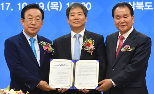 경상북도는 19일 대외통상교류관에서 김관용 경북도지사, 이정백 상주시장, 변부홍 올품 대표이사 등이 참석한 가운데 ㈜올품과 투자금액 1천100억원, 신규일자리 80개 창출 등을 내용으로 하는 투자양해각서를 체결했다. 경북도 제공