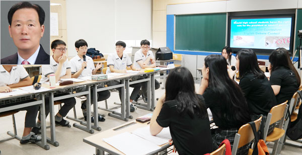 대영고 학생들이 4개교가 연합해 개최한 영어토론대회에 참가해 그간 갈고닦은 외국어 실력을 자랑했다. 왼쪽 상단 작은 사진은 이지흠 교장. 대영고 제공