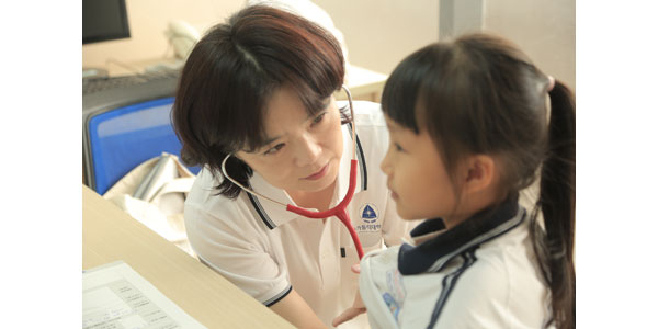 대구가톨릭대병원 나눔의료봉사팀이 현지 주민들을 세심하게 진료하고 있다. 대구가톨릭대병원 제공