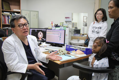 안동 성소병원 이두영 박사가 수술 전에 리카의 상태를 살펴보고 있다. 리카는 성소병원의 성형외과, 신경외과, 흉부외과의 협진으로 4시간여 만에 성공적으로 수술을 받았다. 성소병원 제공