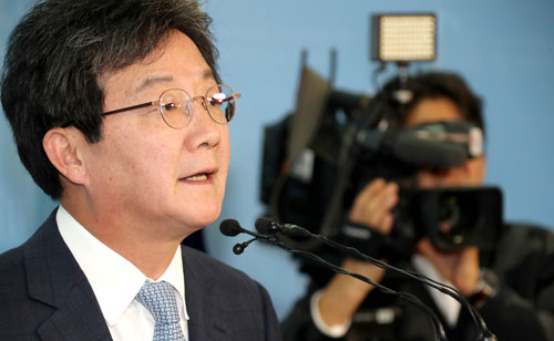 바른정당 내 자강파를 대표하는 유승민 국회의원이 22일 국회 정론관에서 기자회견을 통해 정치권의 보수통합 논의와 관련해 